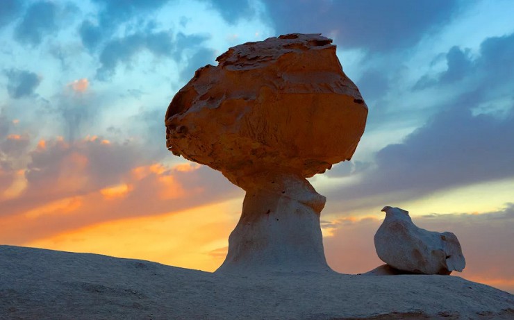 Карстовые камни причудливой формы в Белой пустыне