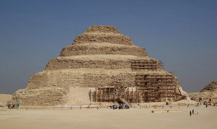 Ступенчатая пирамида Джосера в Саккаре — древнейшее из сохранившихся в мире каменных зданий