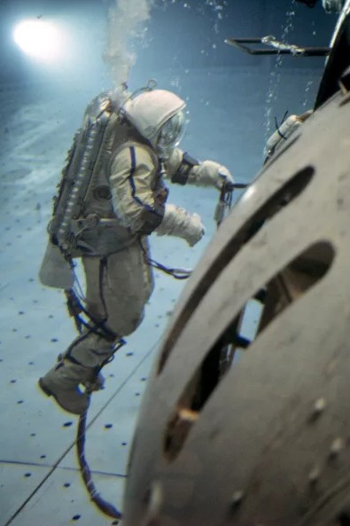 Работа космонавта в бассейне в условиях гидроневесомости