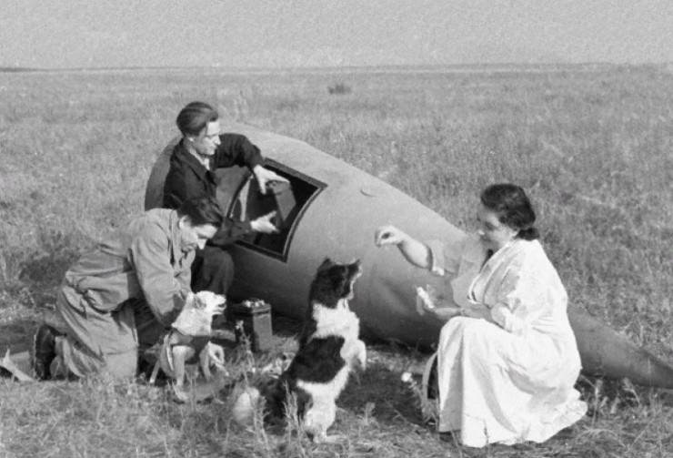 Лаборанты с подопытными собаками у контейнера, отделившегося от ракеты, 1959 г.