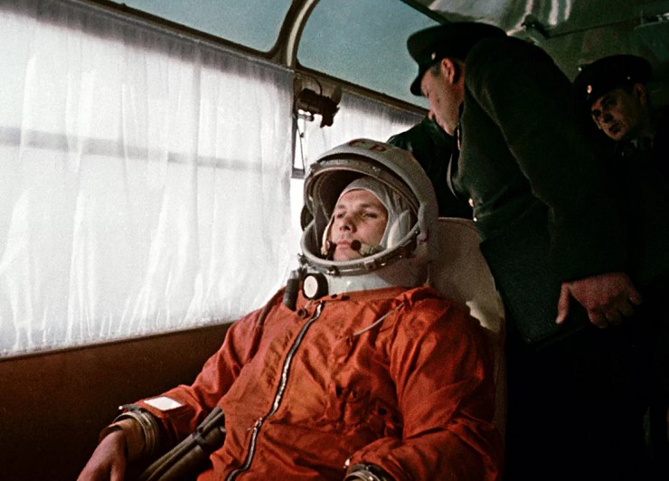 Космонавт Юрий Гагарин направляется в автобусе на космодром Байконур 12 апреля 1961 года