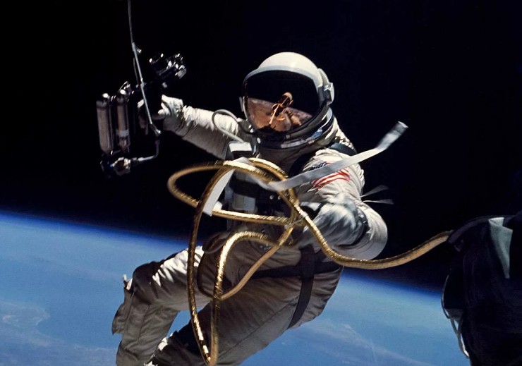 Астронавт Э. Уайт в открытом космосе, миссия «Джемини-4»