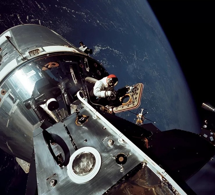 Выход в открытый космос из космического корабля «Аполлон»