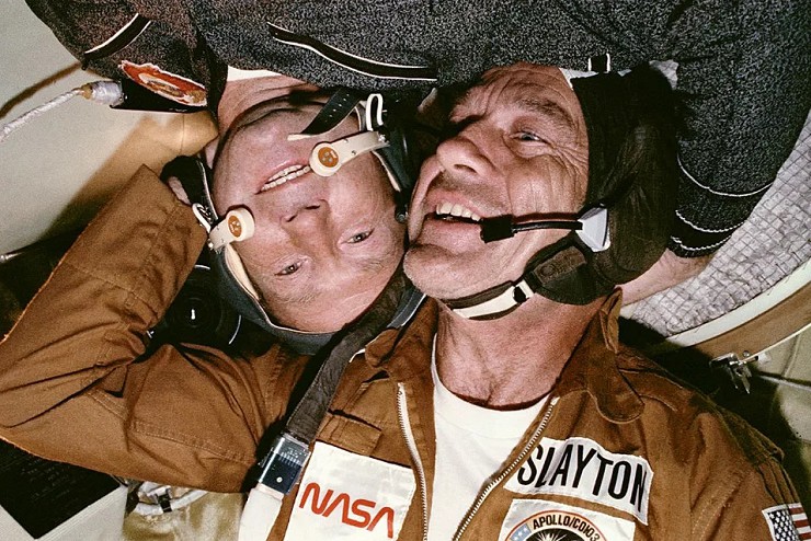 Космонавт А.А. Леонов и астронавт Д. Слейтон в космическом корабле «Союз»