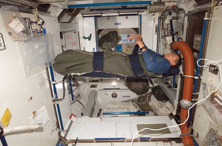 Европейский астронавт спит в модуле «Гармони»