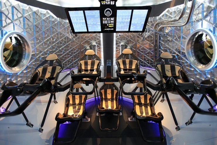 Интерьер кабины пилотируемого космического корабля «Дракон V2»