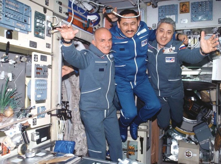 Космический турист Д. Тито (слева) с российскими космонавтами на борту МКС