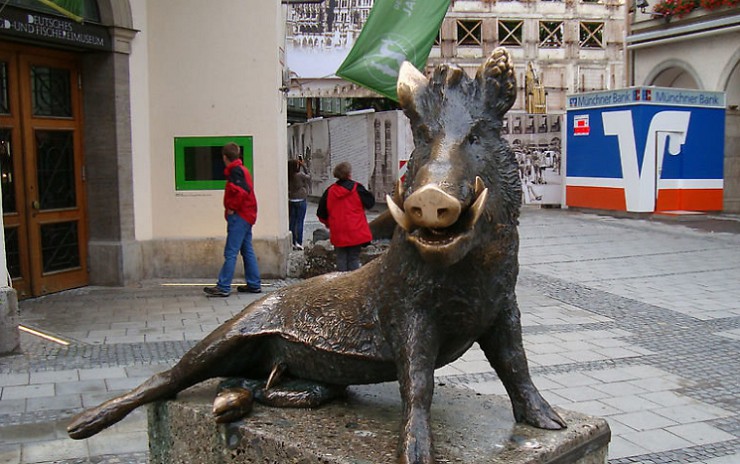 Скульптура дикого кабана