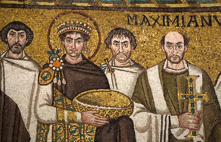 Император Юстиниан и епископ Максимиан на мозаике церкви Сан-Витале в Равенне. Италия