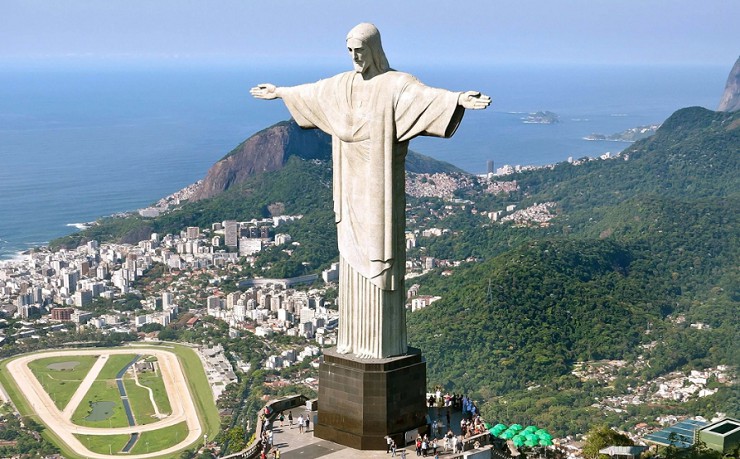 Рио-де-Жанейро, Бразилия. Февраль 2016. Статуя Христа Искупителя. Панорама