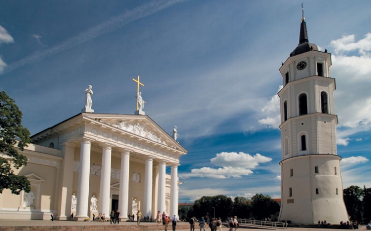 Кафедральный собор Святых Станислава и Владислава и отдельно стоящая колокольня в Вильнюсе
