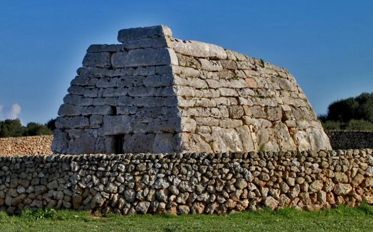 Навета — доисторическая каменная гробница на острове Менорка