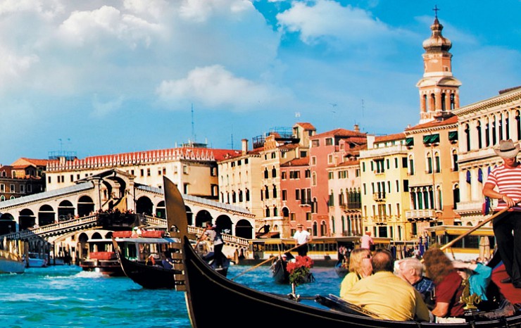 Венеция. Гондолы на Гранд-канале, вдали — мост Риальто