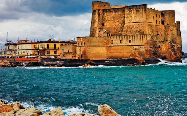 Средневековая крепость Кастель-дель-Ово в гавани Неаполя 