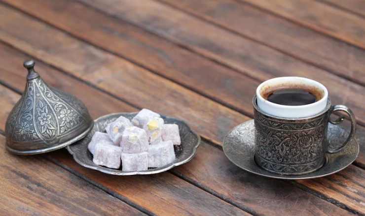 Рахат-лукум и кофе по-турецки в традиционной рельефной чашке