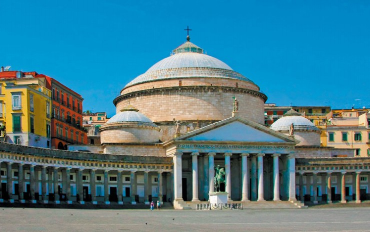 Базилика Сан-Франческо ди Паола на Пьяцца-дель-Плебишито в Неаполе