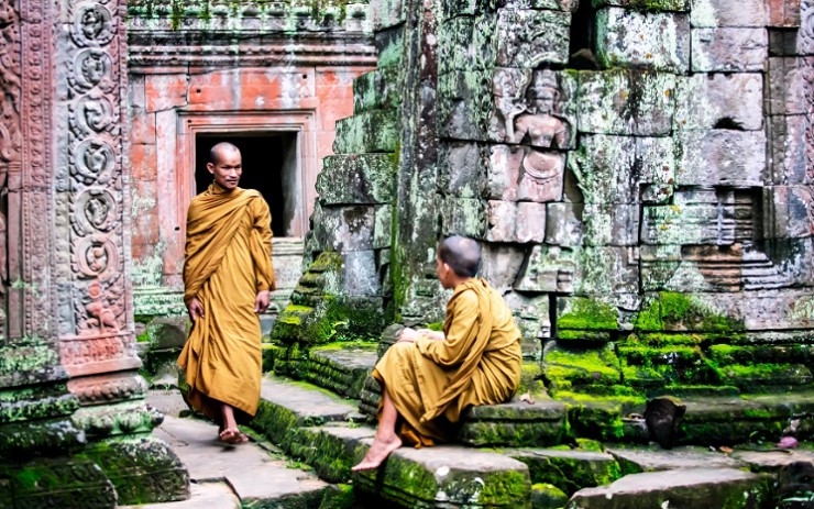 Буддийский монах в одном из храмов Ангкор-Вата, скрытом в джунглях