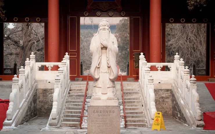 Статуя Конфуция в храме Конфуция в Пекине