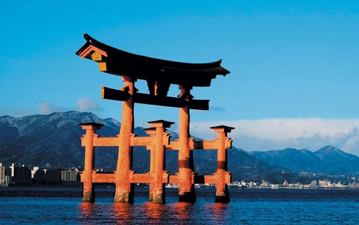 Ворота тории на острове Миядзима в Хиросиме