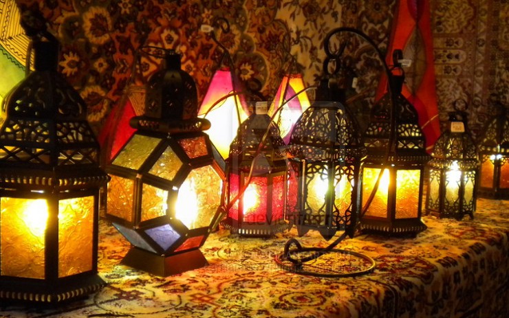 Классические марокканские фонари и лампы на рынке на главной площади Марракеша
