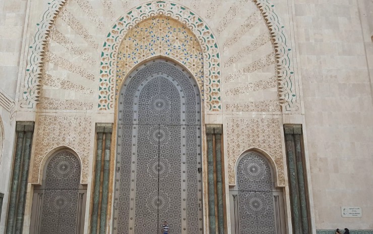 Латунная дверь мечети Хасана II в Касабланке