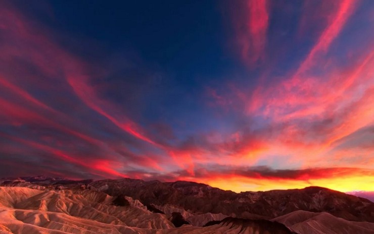 На закате Долина Смерти выглядит совсем иначе, чем днем