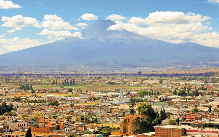 Вулкан Попокатепетль возвышается над городом Пуэбла