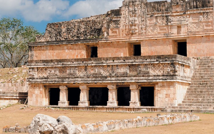 Руины майя в Ушмале отличаются изобилием резных элементов и мелких деталей