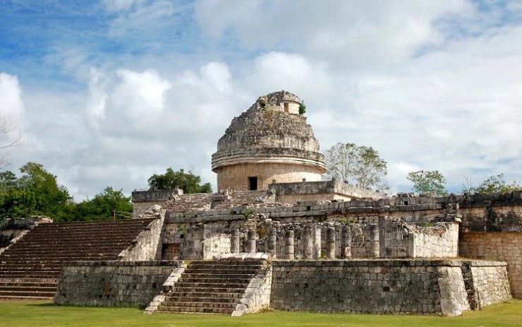 Руины обсерватории майя в Чичен-Ице