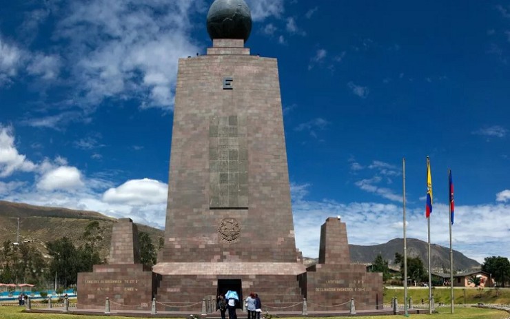 Памятник экватору в 27 км от Кито