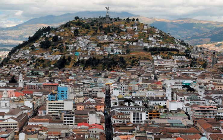 Панорама Кито со статуей Девы Марии на холме Эль-Панесильо 