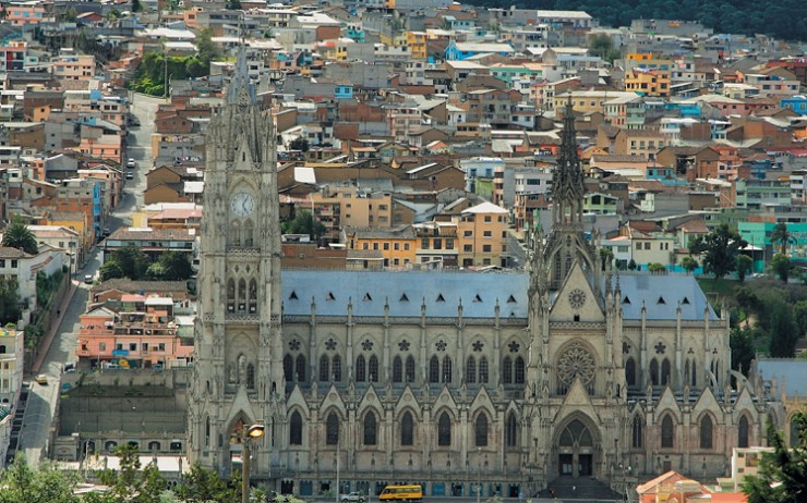 Панорама Кито. На переднем плане — базилика Дель-Вото-Насьональ
