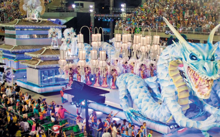  Каждая школа самбы, принимающая участие в карнавальном параде, оформляет движущуюся платформу и костюмы в соответствии с заранее выбранной тематикой