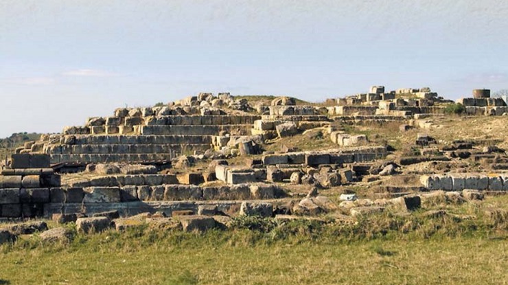 Остатки древней оборонительной стены Тарквиний