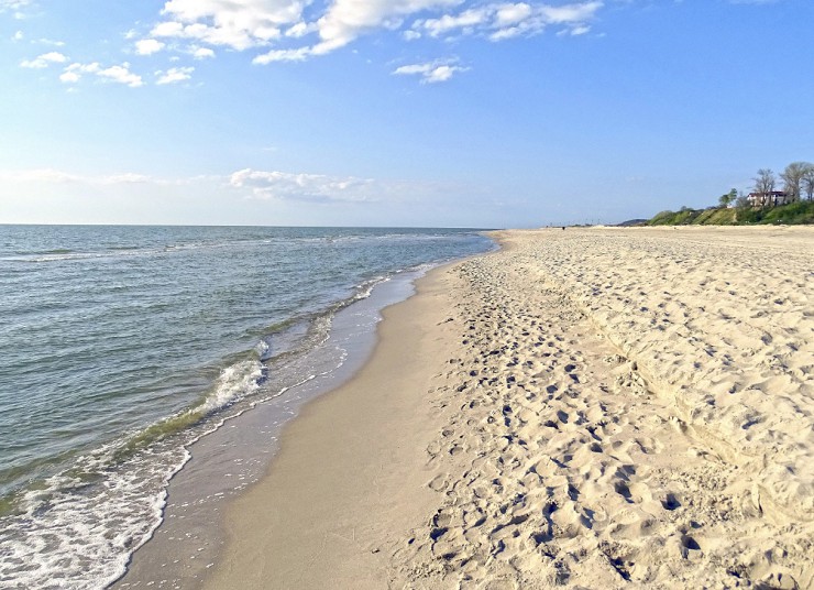 песчаные пляжи в поселке Янтарный