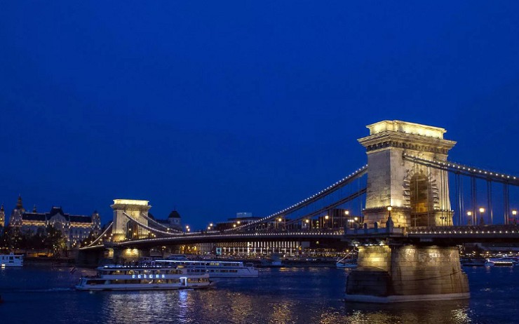 Подвесной мост через реку Дунай