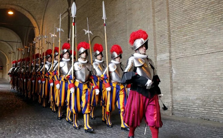 Папская швейцарская гвардия охраняет Апостольский дворец
