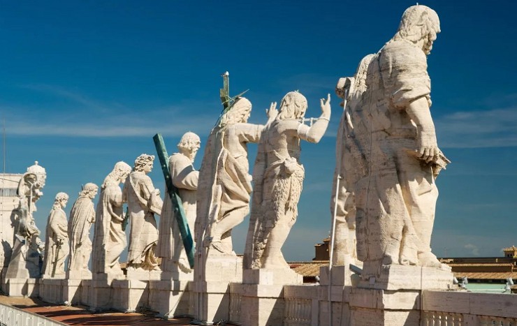 Каменные скульптуры апостолов