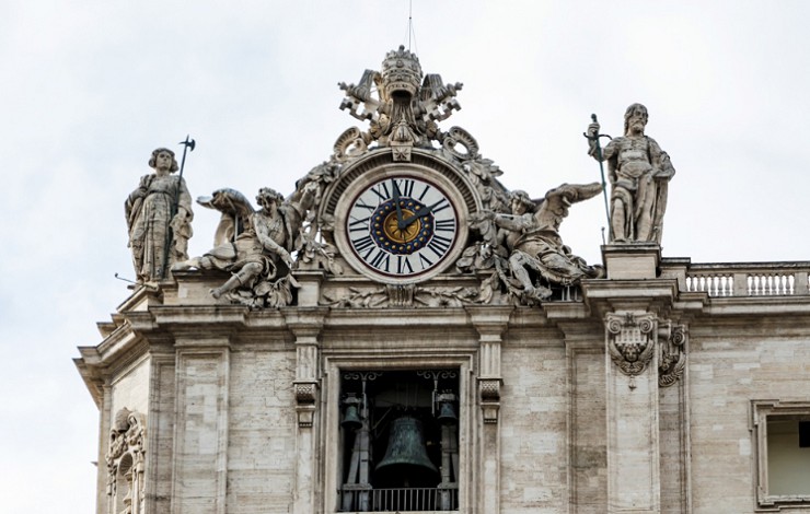 Часы на фасаде собора Святого Петра