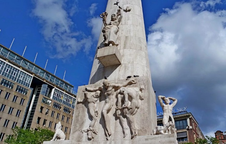 Монумент на площади Дам в память о жертвах Второй мировой войны