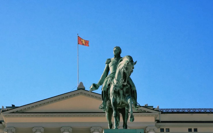 Статуя короля Карла ХIV Юхана на площади перед королевским дворцом