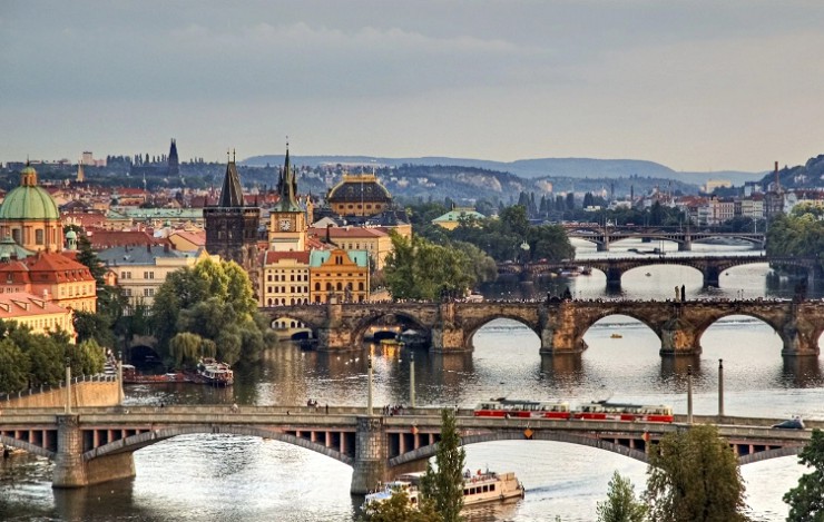 Вид на мосты через Влатву и исторический центр Праги
