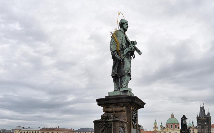 Статуя Яна Непомуцкого на Карловом мосту