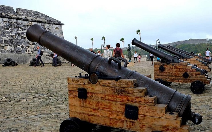 Пушки, размещенные во дворе крепости Сан-Карлосде-ла-Кабанья 