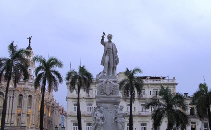  Монумент Хосе Марти — перед зданием бывшей Торговой биржи
