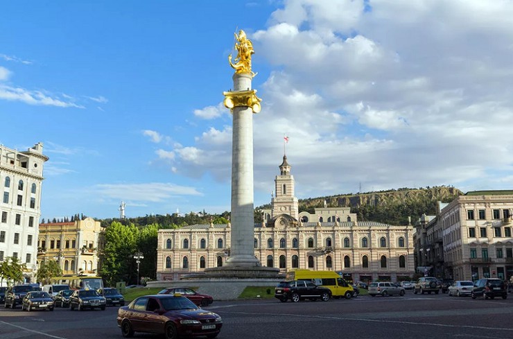 Памятник Святому Георгию на площади Свободы