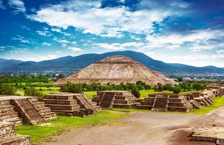 Пирамида солнца в древнем городе Теотиуакане. Мексика