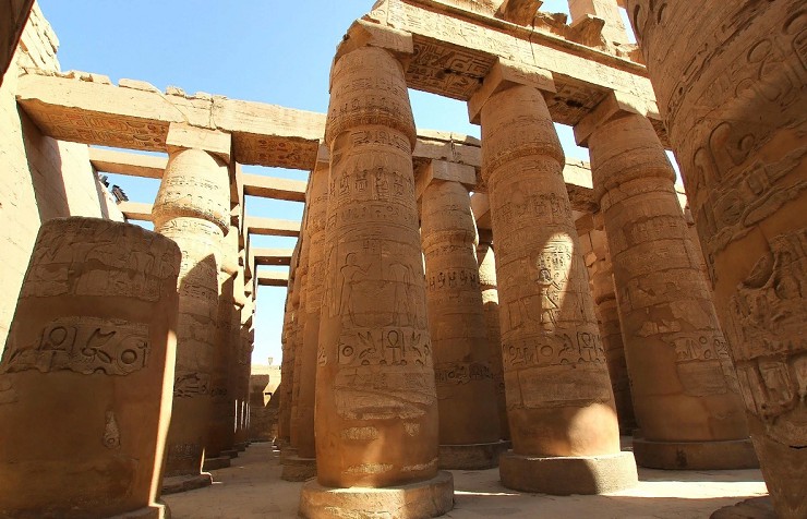Гипостильный зал храма Амона-Ра в Карнаке. Египет