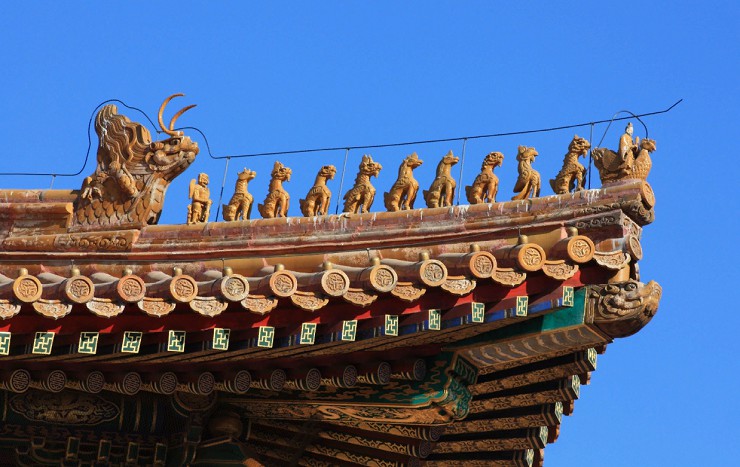 Бессмертный и звери на скате крыши Полуденных ворот Запретного города. Пекин. Китай 