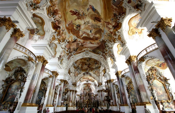 Интерьер церкви в Цвифальтене. Германия